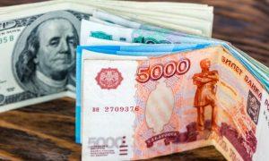 Рубль укрепился к евро и доллару
