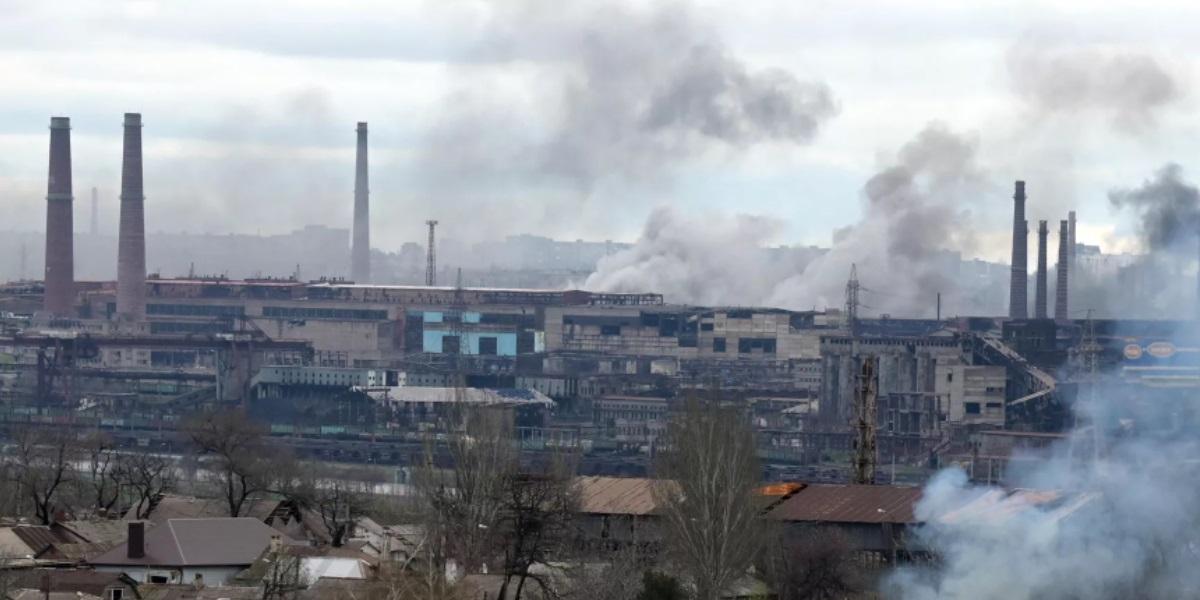 Российские силовики призвали эвакуировать мирных граждан с завода "Азовсталь"