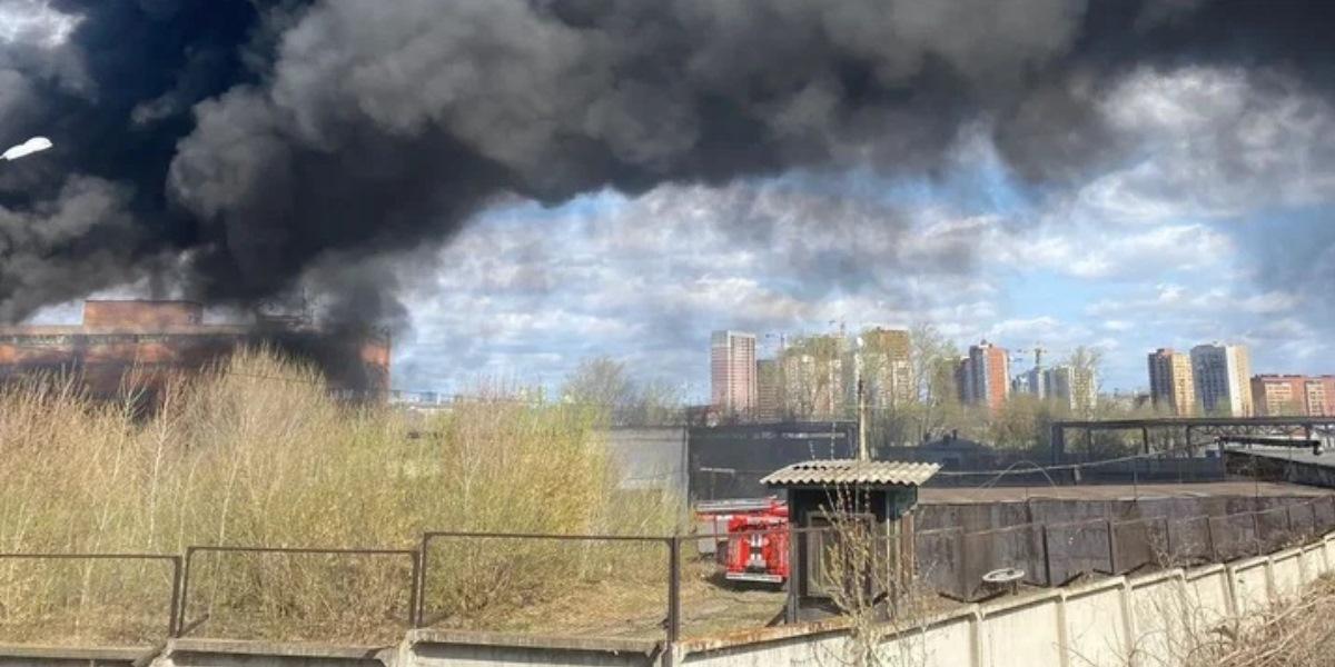 В Красноярске загорелся склад полиэтиленовых отходов