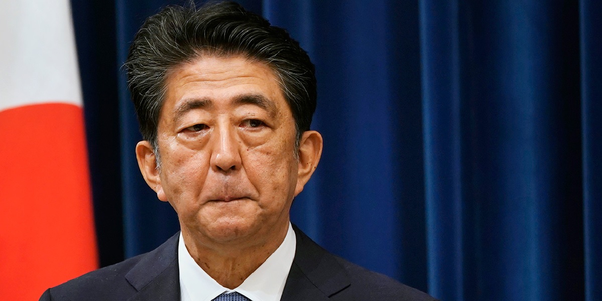 Экс-премьер Японии пострадал во время нападения