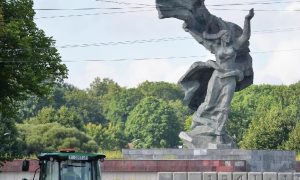 В Латвии начали демонтаж обелиска в честь советских воинов