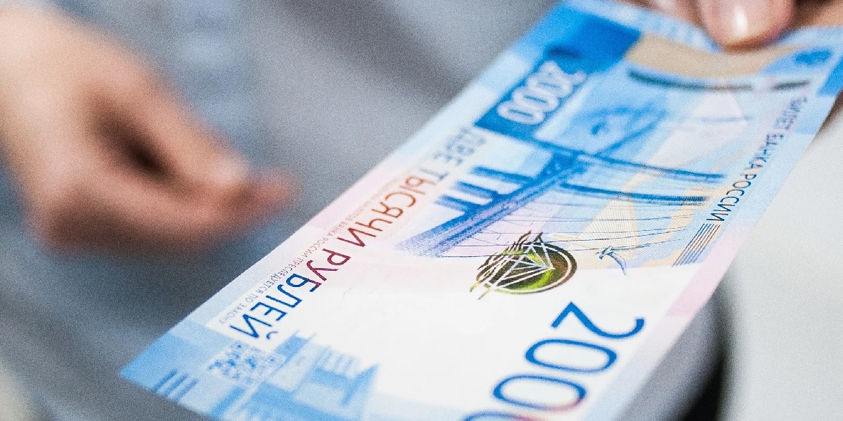 Граждане РФ забрали из банков почти полтриллиона рублей