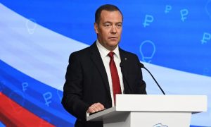 Медведев заявил, что не стоит надеяться на истощение запасов оружия у РФ