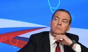 Медведев прокомментировал возможность возврата к смертной казни без изменения Конституции