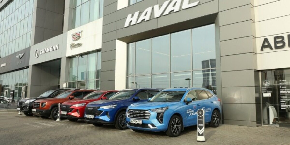 Продажи новых автомобилей в России в январе сократились на 63%