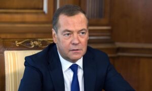 Медведев: миротворцы НАТО на Украине будут законной целью для российских военных