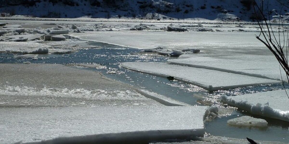 В Ярославской области пять человек провалились под лед