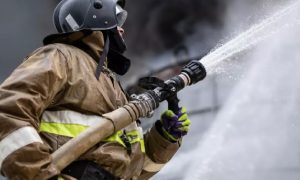 В Уссурийске потушили крупный пожар на складе