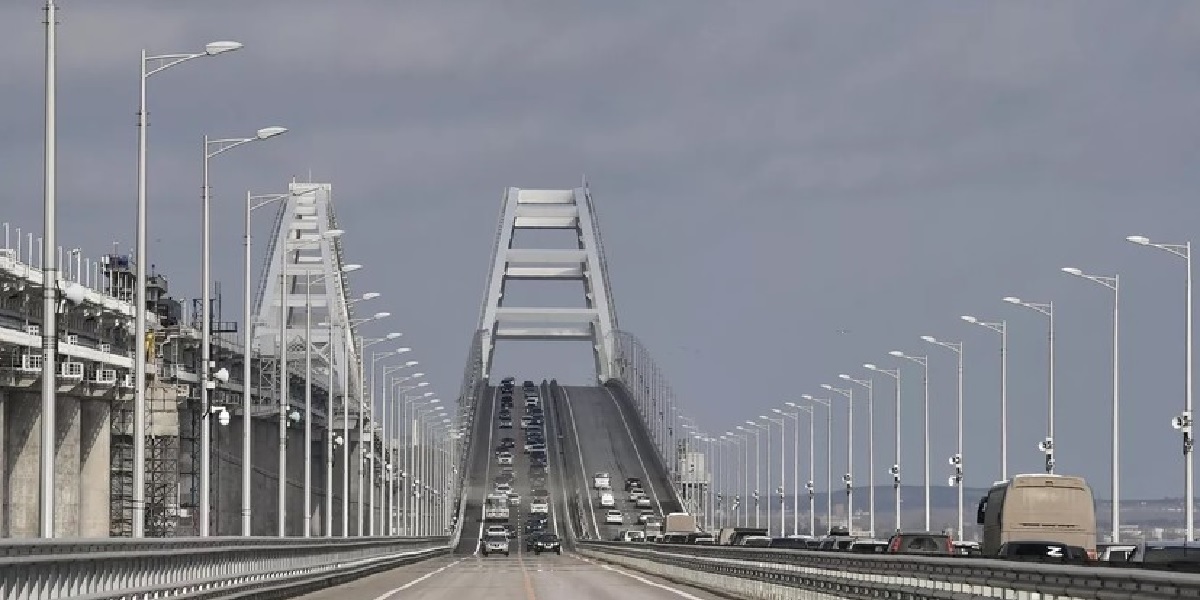 На Крымскому мосту временно остановили движение поездов