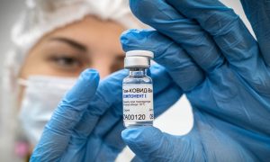 Роспотребнадзор приостановил вакцинацию детей от 12 до 18 лет от коронавируса