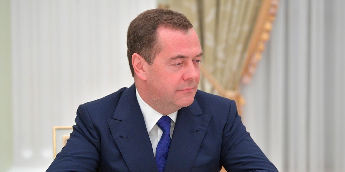 Медведев шуткой отреагировал на новости о финансировании Белого дома в США