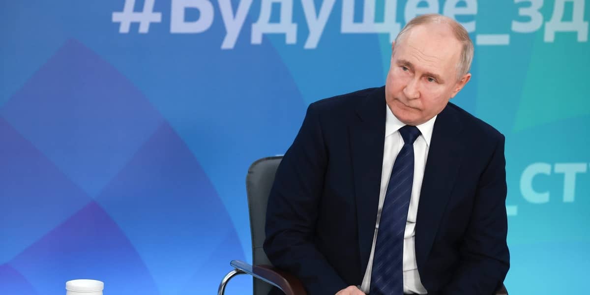 Снявшийся с выборов Бабурин поддерживает Путина