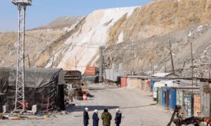 На руднике в Амурской области пробурили скважину до застрявших горняков