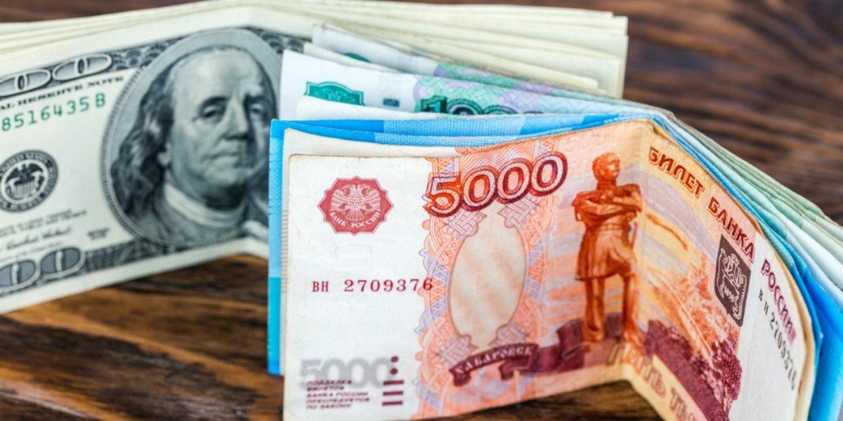Рубль укрепился к евро и доллару