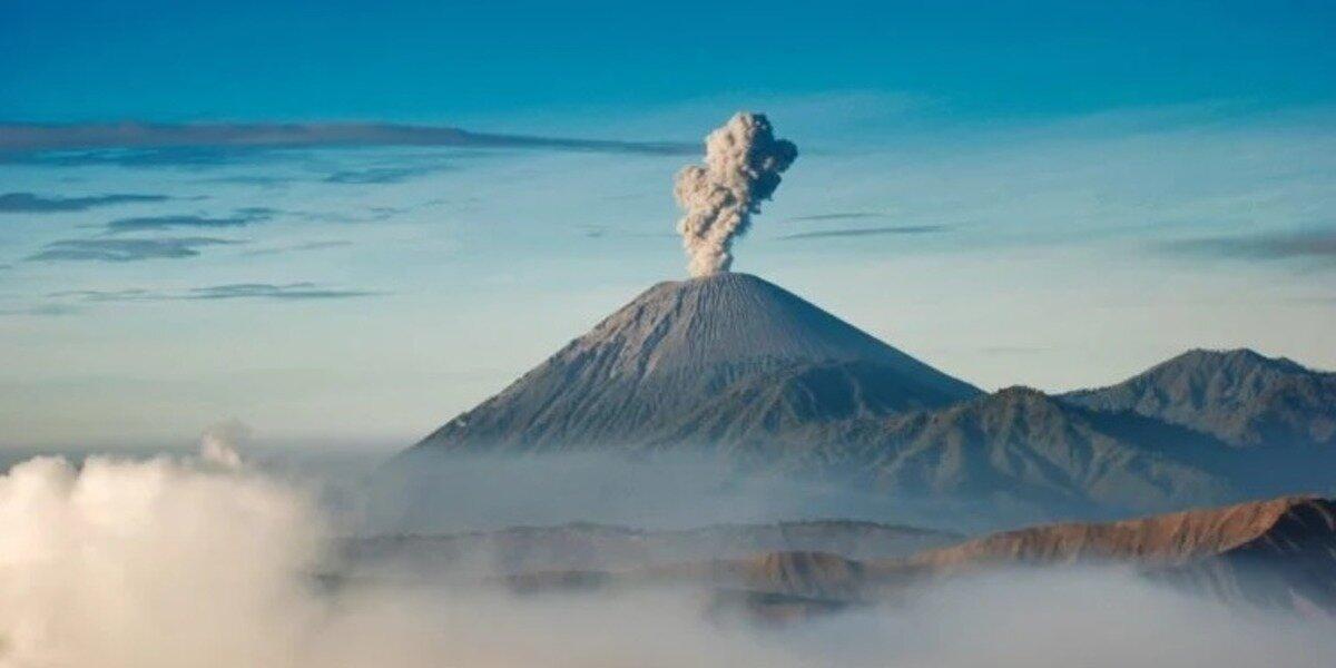 Число жертв извержения вулкана в Индонезии увеличилось до 15