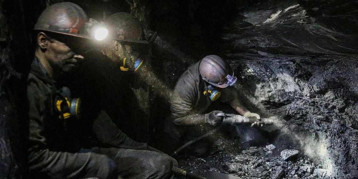 75 горняков перестали выходить на связь на шахте «Листвяжная»