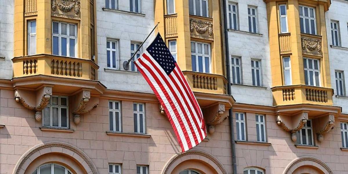 Посольство США в РФ сведет работу к минимуму