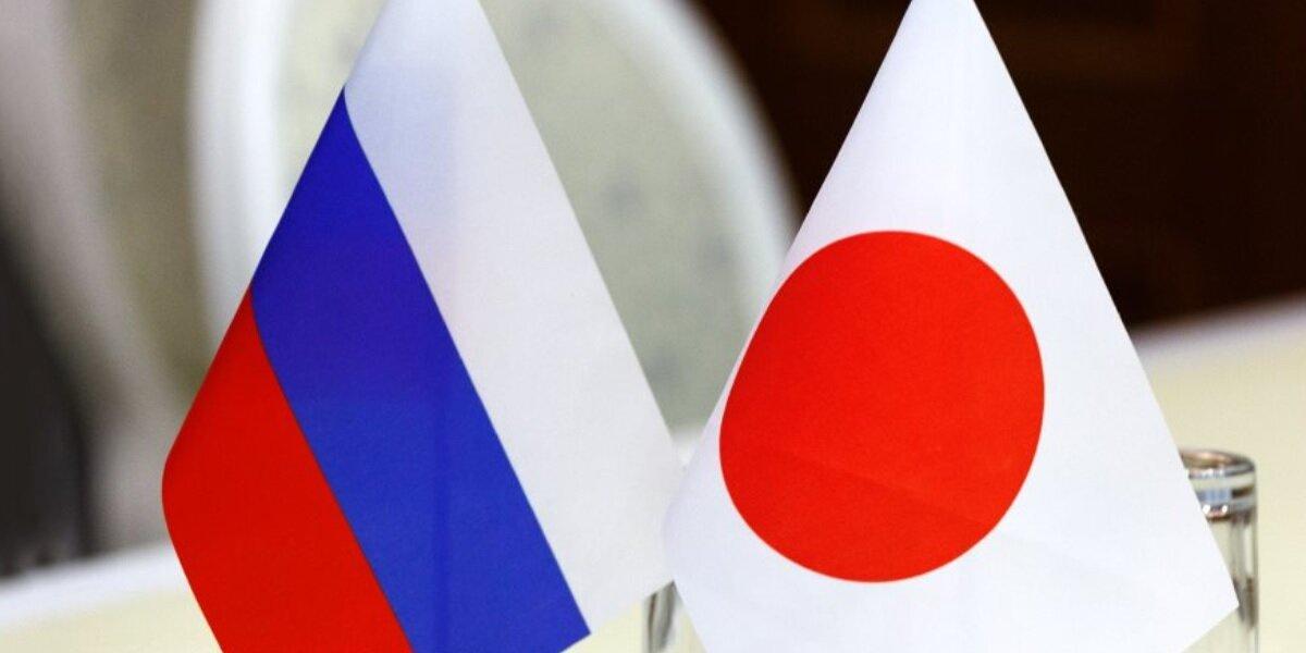 Премьер Японии провел первый разговор с Путиным