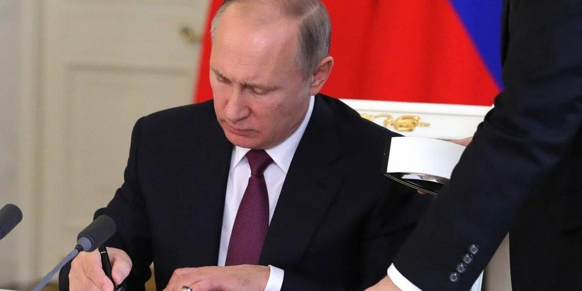 Путин наградил обезвредевшего стрелка полицейского
