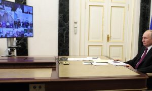 Президент России считает Деда Мороза главнее себя